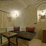 Risus Cave Homestay *