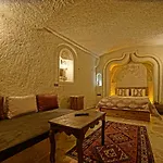 Risus Cave Homestay *