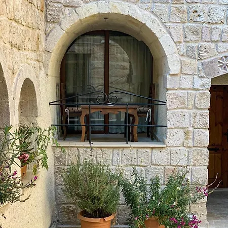Risus Cave Hotel