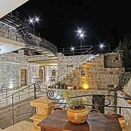 Risus Cave